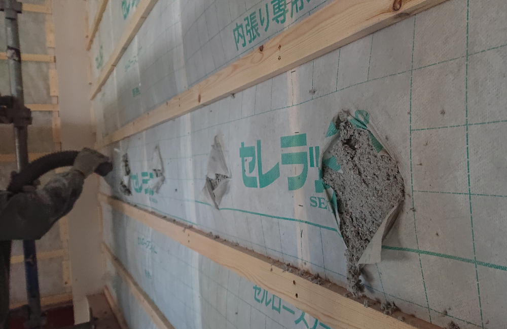 壁の中にパンパンになるように入れ込んでいきます